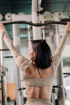 Detalle escote cuadrado top deportivo mujer Mentzer